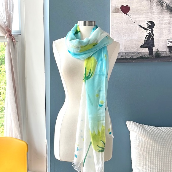 Beautiful garden print scarf - Picture 6 of 9